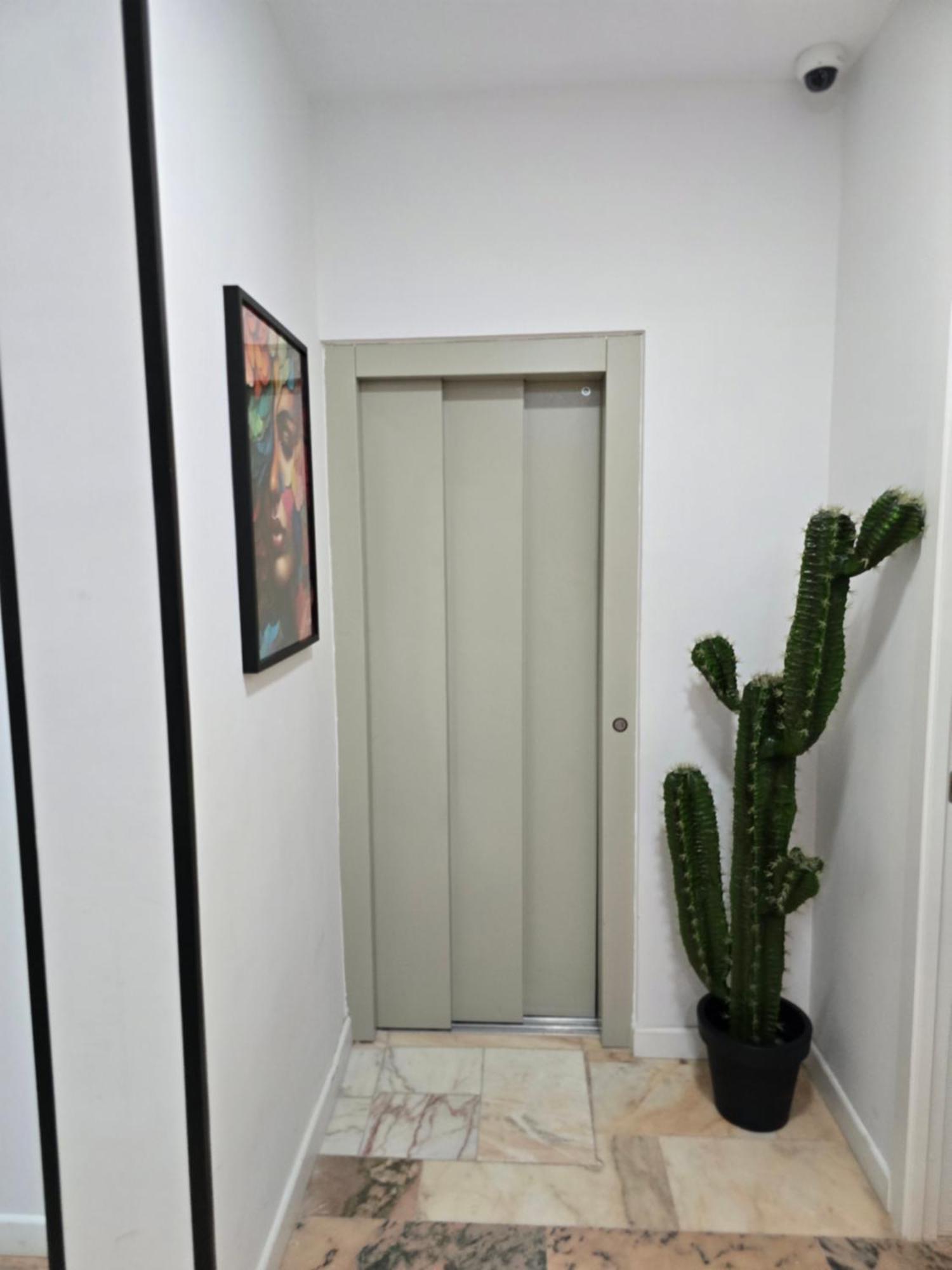 Lhome Seville Luaran gambar
